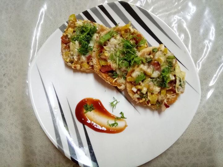 Homemade open veg sandwich for kids as evening snack. A complete mid meal. Bread as CHO, veggies(capsicum, cabbage, onion, tomato) as fiber and paneer as protein. 
#healthyeating #nojunk #kidshealth #kidsnutrition 
www.komal.me