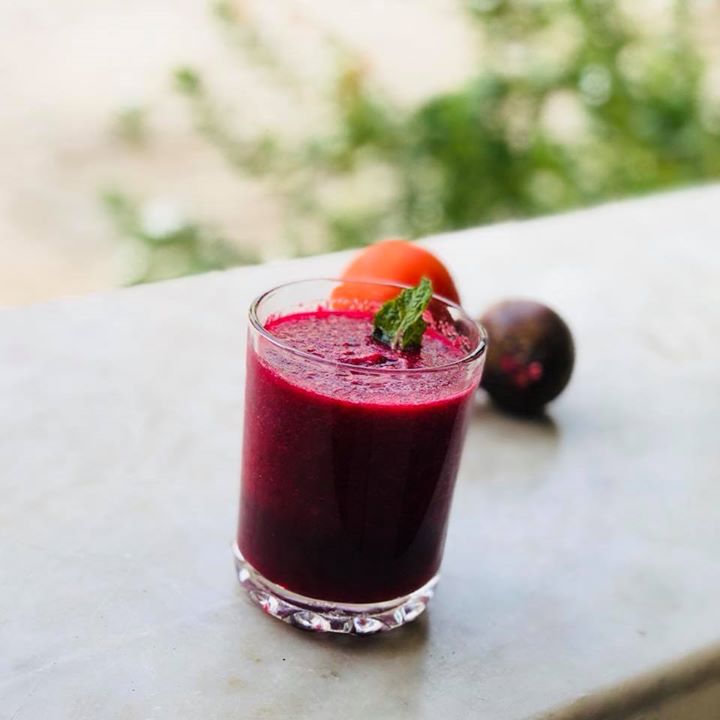 Morning rituals...
Tomato and beetroot juice..
Beetroot juice is crammed with healthy nutrients and small amounts of calories. It has a lot of roughage and helps keep the stomach full. 
Beetroot juice helps increase stamina and endurance, which in turn ensures that you can exercise longer.
So best for healthy regime,include it in your daily stuff.
#beetrootjuice #beetroot #tomato #vegetablejuice #juice #seasonal #vegetables