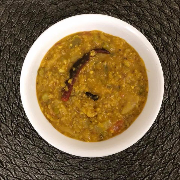 When your gut calls for simple foods, it’s call for simple and nutritious mixed grain khichadi...
Desi detox bowl which has whole wheat + bajra + split moong dal + yellow moong dal + sesame seeds... given a tadka of ajwain , whole red chilli , jeera and mixed veggies like onion + capsicum + tomato + bottle gourd + peas...
Simple food comfort food ...
What do you have for your comfort food ????
#gut #healthygut #comfortfood #simplefood #khichadi #homemade #simple #desifood #proteinpacked #mykitchen