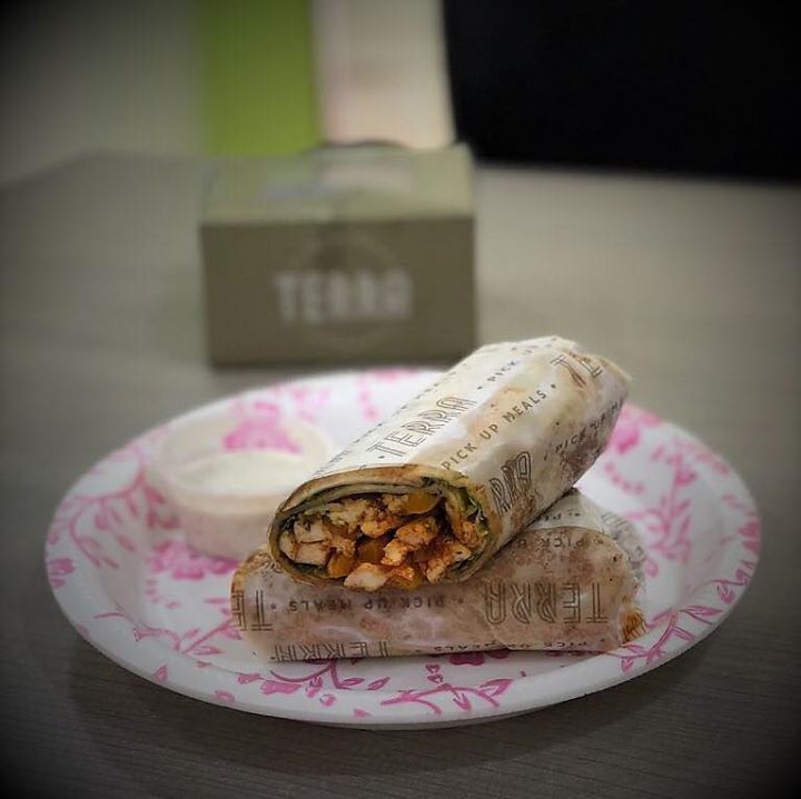 There are days when we have to stay back at clinic for some extra works, and it’s call for some outside food ...
Choti bhuk ke liye 
Tried this veg paneer wrap by @terra .. 
Nicely marinated paneer, covered with lettuce , capsicum and onion..
#wrap #paneerwrap #officesnack #snack