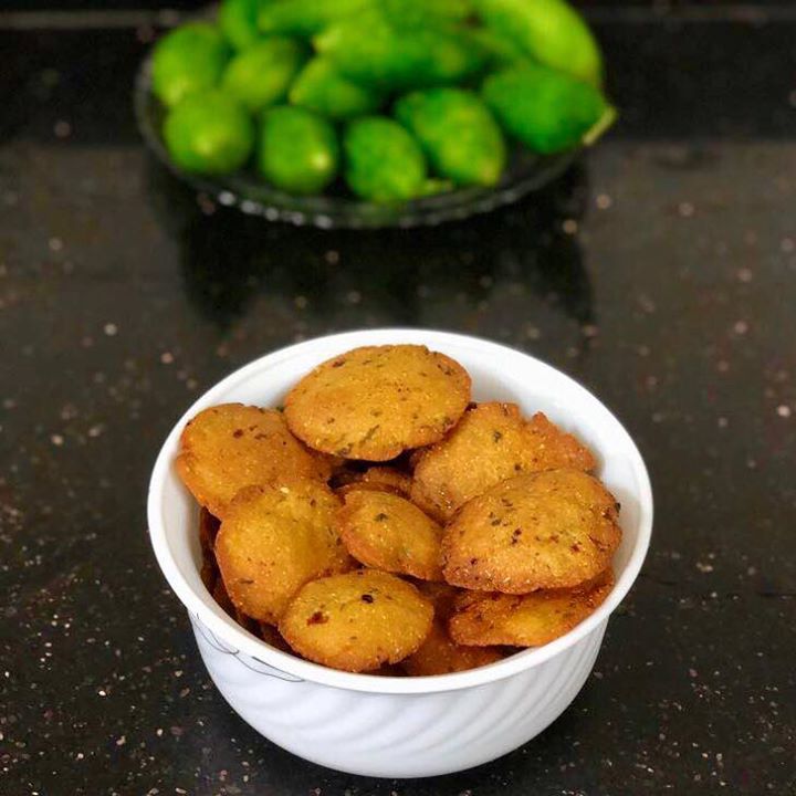 Made this tiffin snacks an healthy idea for kids 
Karela and methi leaves mixed with makai flour + bajra + suji + sesame seeds. 
#tiffinsnacks #snacks #kidssnack #kidshealth #healthy