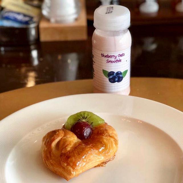 Sunday binge with a health twist.
Fruit pastry with blueberry oats smoothie...
We Dietitan always look on some or the other health options 😜

#sunday #smoothie #oatssmoothie #pastry #fruits #breakfast
