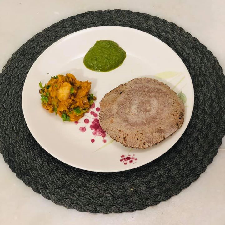 And here is the recipe with arbi or arvi or taro root 
Dum arbi served with ragi roti and curry leaves chutney. And believe me my kid loved it 
Em samjhine ke this is aloo 😜
A mom will always want his kid to eat healthy and that’s what I keep on trying... 
what say moms??
#arbi #arvi #root #taroroots #vegetable #roots #healthydinner