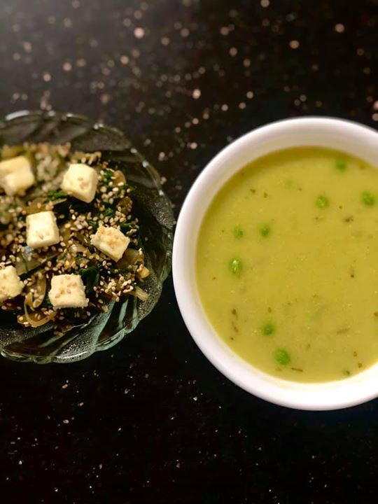 Few days for the season of greens 
Dinner done right with #greenpeasoup and some caramelised onion and spinach stir fry topped with 2 #calciumsources #paneer and #sesameseeds 
Cooked in @olixiroils almond oil.