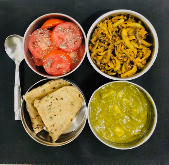 #lunchbox for today 

Methi roti
Palak paneer 
Tinda stir fry with groundnuts 
Tomatoes with chia seed

More veggies with paneer as a protein and Roti as carb 

#lunchboxidea #healthylunchbox #indianlunchbox #lunchideas #dietitianmeal #komalpatel #balancedmeal #veggies