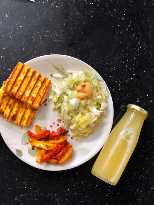 #lunchideas for today 

Marinated and grilled paneer 
Lettuce 
Grilled bell peppers 
With pineapple and ginger juice 

#lunchboxidea #healthylunchbox #indianlunchbox #lunchideas #dietitianmeal #komalpatel #balancedmeal #veggies #kptiffinideas #kpmeals
