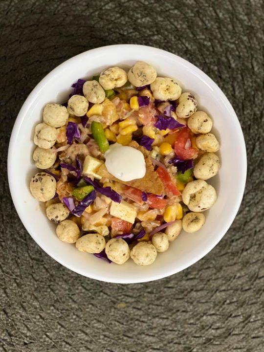 Mexican Makhana bhel 
An super tasty and healthy Makhana bhel can be an healthy snack option or light meal 
All u need is 
All veggies - red cabbage + bell peppers ( all colours ) + tomato + onion + corn 
Protein - grilled paneer and sour cream made with hung curd 
Sauce - 1 tsp chipotle + sour cream 
And Makhana were the key ingredients 

#makhanabhel #bhel #healthyrecipe #healthymeal #kpmeal #mealideas #komalpatel