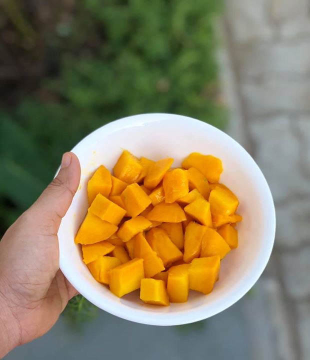 Seasonal fruits helps reduce risk of many lifestyle related health disorder.
Enjoying mango as mid evening snack as it is storehouse of vitamins and minerals. 

Have it as a fruit itself and enjoy guilt free treat for yourself.

#komalpatel #kpmeals #mango #eattodayfortomorrow #seasonalfruit #fruits #healthbenefits