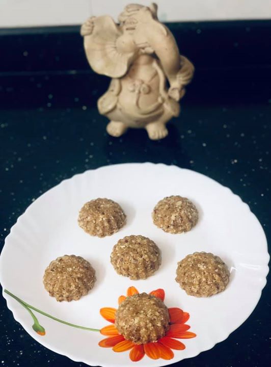 गणपती बाप्पा मोरया

Our favorite festival is here : Ganesh Chaturthi !
And what's better than coconut and nuts ladoo to sweeten the day?!!

INGREDIENTS 
Suzi 
Coconut 
Oats 
Palm sugar 
Almonds 
Cashew 
Dates 
Cardamom pd 
Mace pd 
Ghee 

Check out the recipe in the story....

Vakratunda Mahakaaya, Surya Koti Samaprabaha...Nirvighnam Kurumedeva Sarva Karyeshu Sarvada. 

Here's wishing you a very Happy Ganesha Chaturthi. 
May you be blessed with good health, wealth, happiness, peace and prosperity.

#ganpati #ganeshchaturthi2020 #healthyladoo