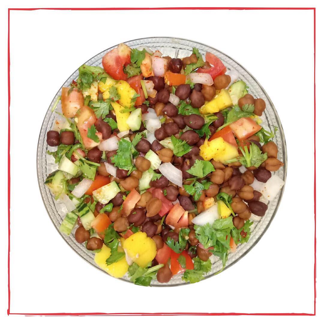 A bowl full of healthiness.
Chana Chaat is a healthy and delicious snack.
Black Chana with lots of cucumber, tomato, onion and seasonal mango drizzled with lemon juice.
An healthy snack for anytime and at office as well.
#chana #chat #chanachat #snacks #healthysnack #4pmsnack #mango #cucumber #tomato #onion #lemonjuice #snackbowl