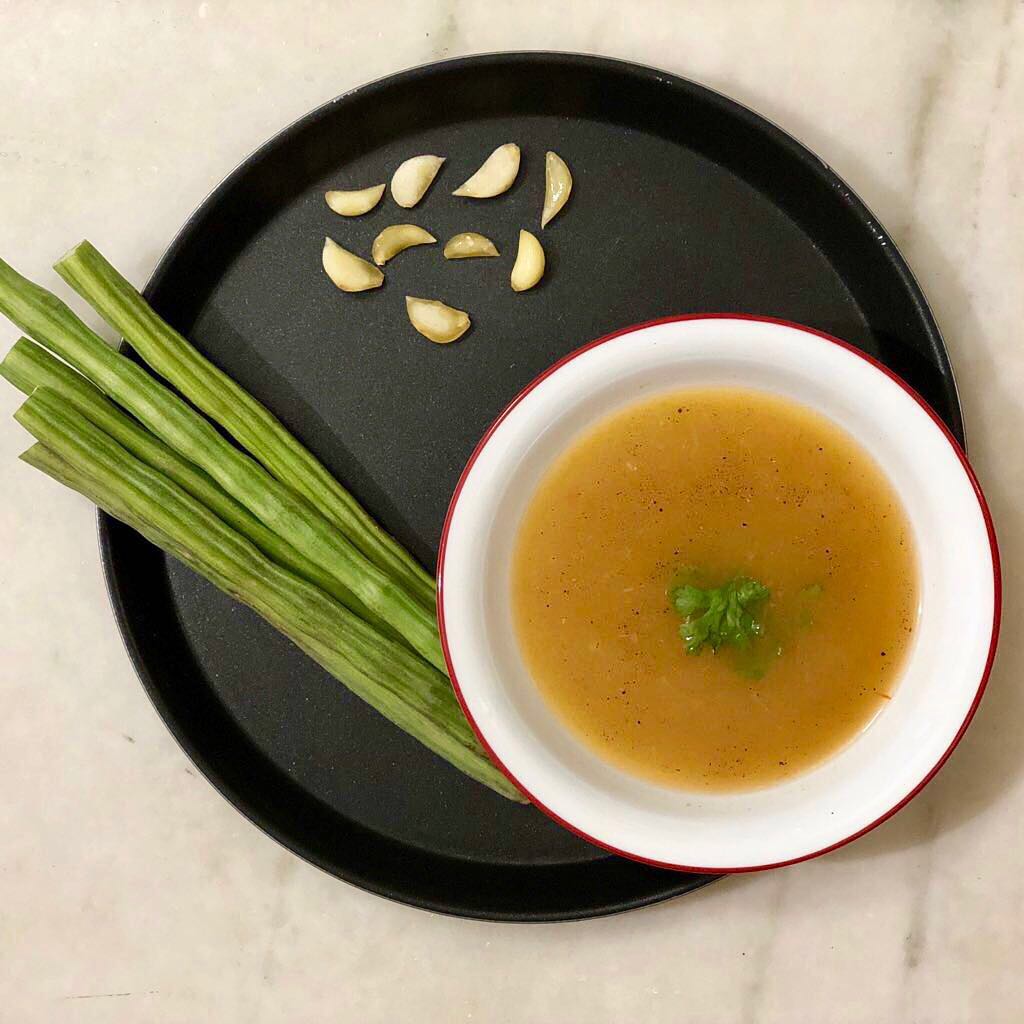 From Improving Digestion to Boosting Immunity drumstick has many health benefits.
Drumstick soup is super easy and aromatic healthy yummy soup.
Drumstick + tomato + onion + garlic pressure cook it all together and season it with salt and pepper and some coriander.
#drumstick #drumstickbenefits #soup #healthysoup #dinner #moringa #recipes