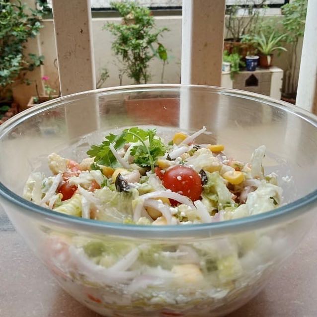 When my 16 yrs old niece wants to learn eating healthy and shares you the pic of her salad 🥗 bowl....
#proudmoment #saladbowl #salad #bowl #healthyeating #healthybowl