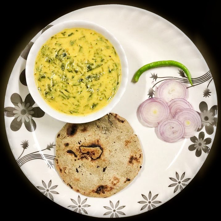 Sunday special 
Bathua ( cheel ) sabji with bajra roti 
Bathua is loaded with essential minerals and antioxidants. It is a powerhouse of Vitamin A, C and B complex vitamins. The leaves are a good source of amino acids too.
#bathua #cheel #bajraroti #healthydinner 
Recipe by @ptl.krupa