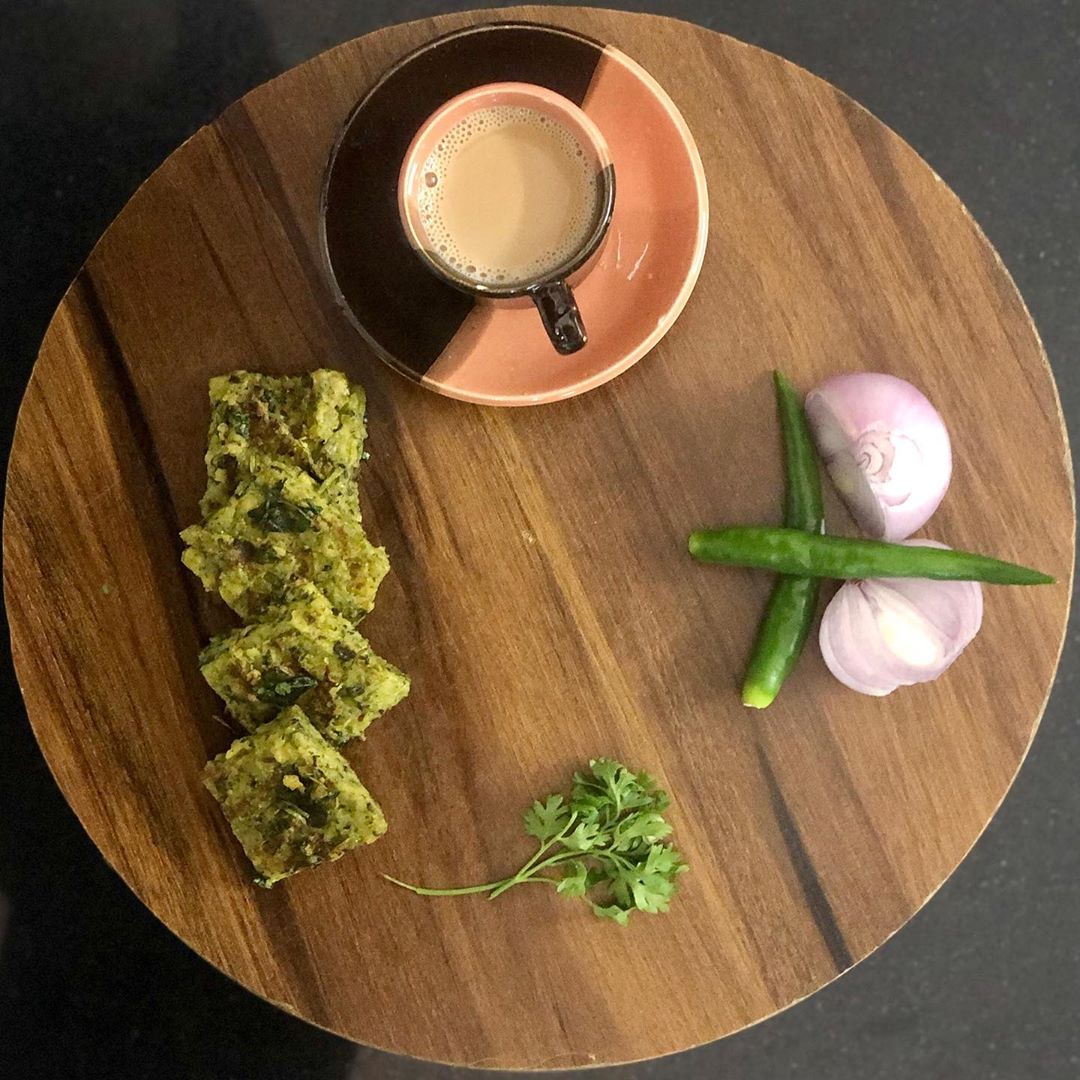 Cilantro fritters or kothimbir vadi whatever name u give it ... Kothimbir vadi a maharashtrian snack - a healthy protein rich delicacy to have when u are in at your homeland...
#kothimbirvadi #cilantrofritters #healthysnack #healthysnack