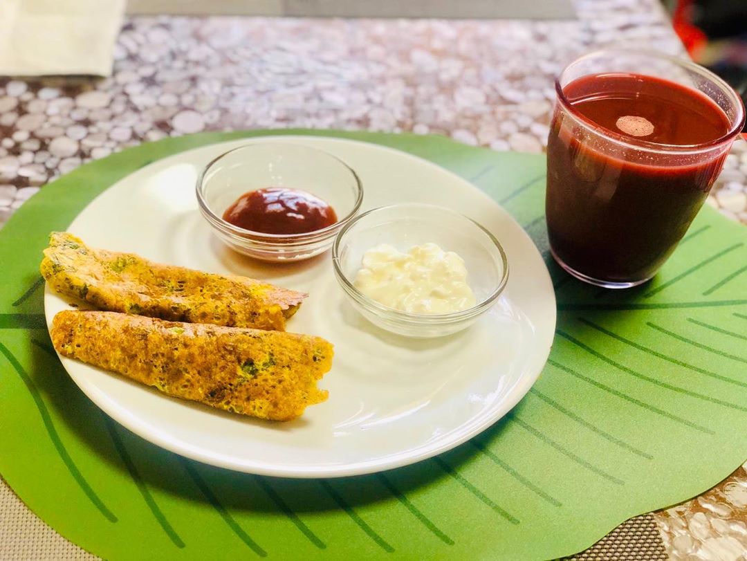 This is what @itsbhavyapatel breakfast looks like.
So when you are off milk to treat your gut all you need is to balance your protein and calcium through plant sources and trust me your gut is very well nourished with it. 
Besan Chilla, a protein rich nutritious pancake made from the gram flour(besan) is a very healthy breakfast to start your day with. 
#besanchilla #pancake #breakfast #komalpatel #dietitianmeal