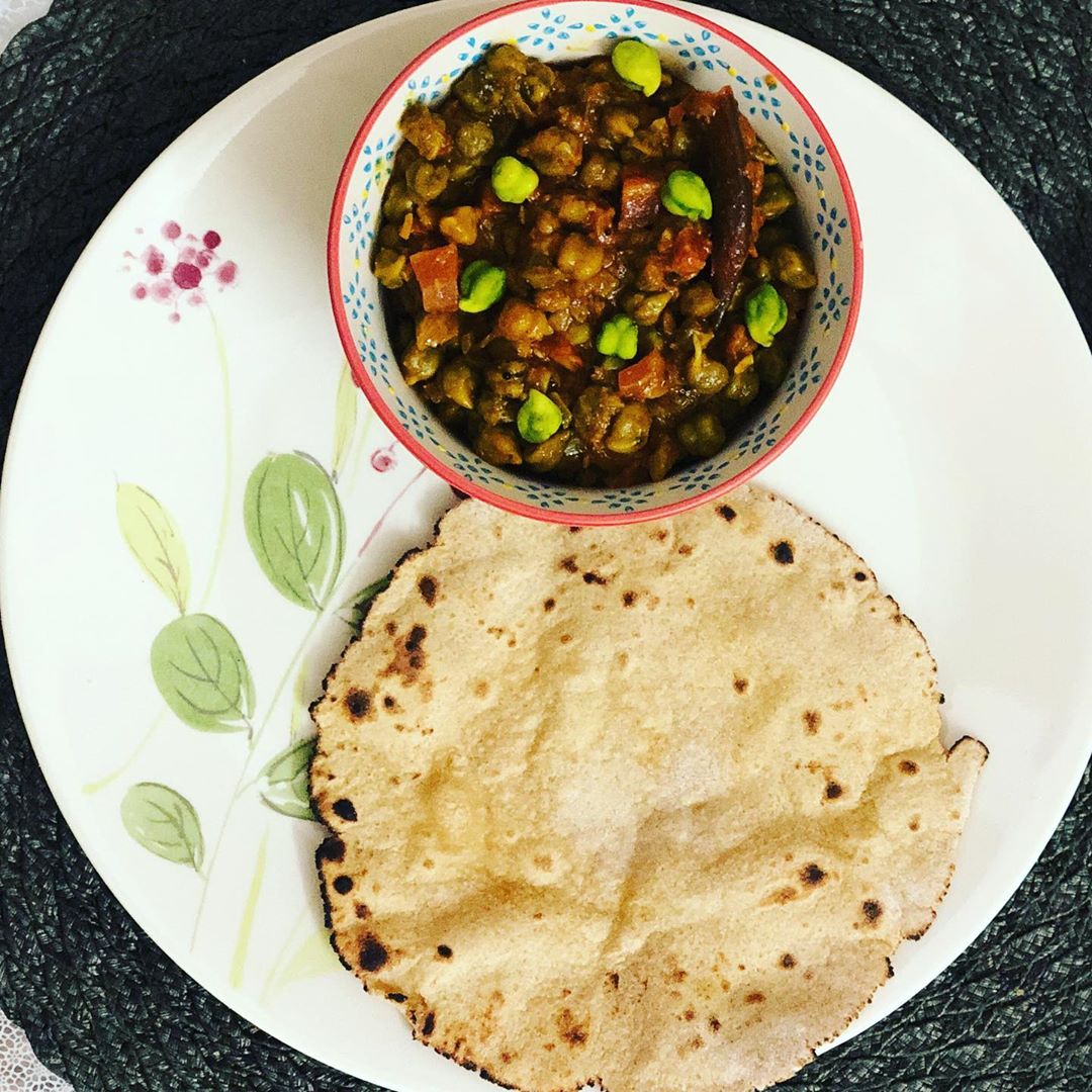 Hara Chana or popularly known as Choliya or Green Chickpeas is a winter speciality. The fresh green chickpeas are tender, sweet and a delight to munch on. It has ample amounts of dietary fibres and folate and antioxidants making it a super food to include in our diets
#chana #greenchickpea #greenchana #choliya #healthyrecipe