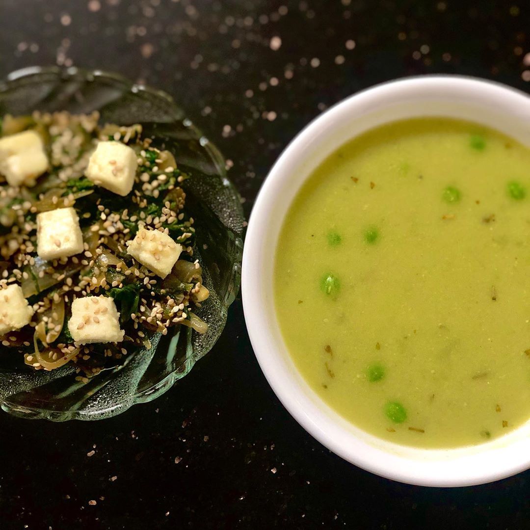 Few days for the season of greens 
Dinner done right with #greenpeasoup and some caramelised onion and spinach stir fry topped with 2 #calciumsources #paneer and #sesameseeds 
Cooked in @olixirofficial almond oil good fat to end up the day with.