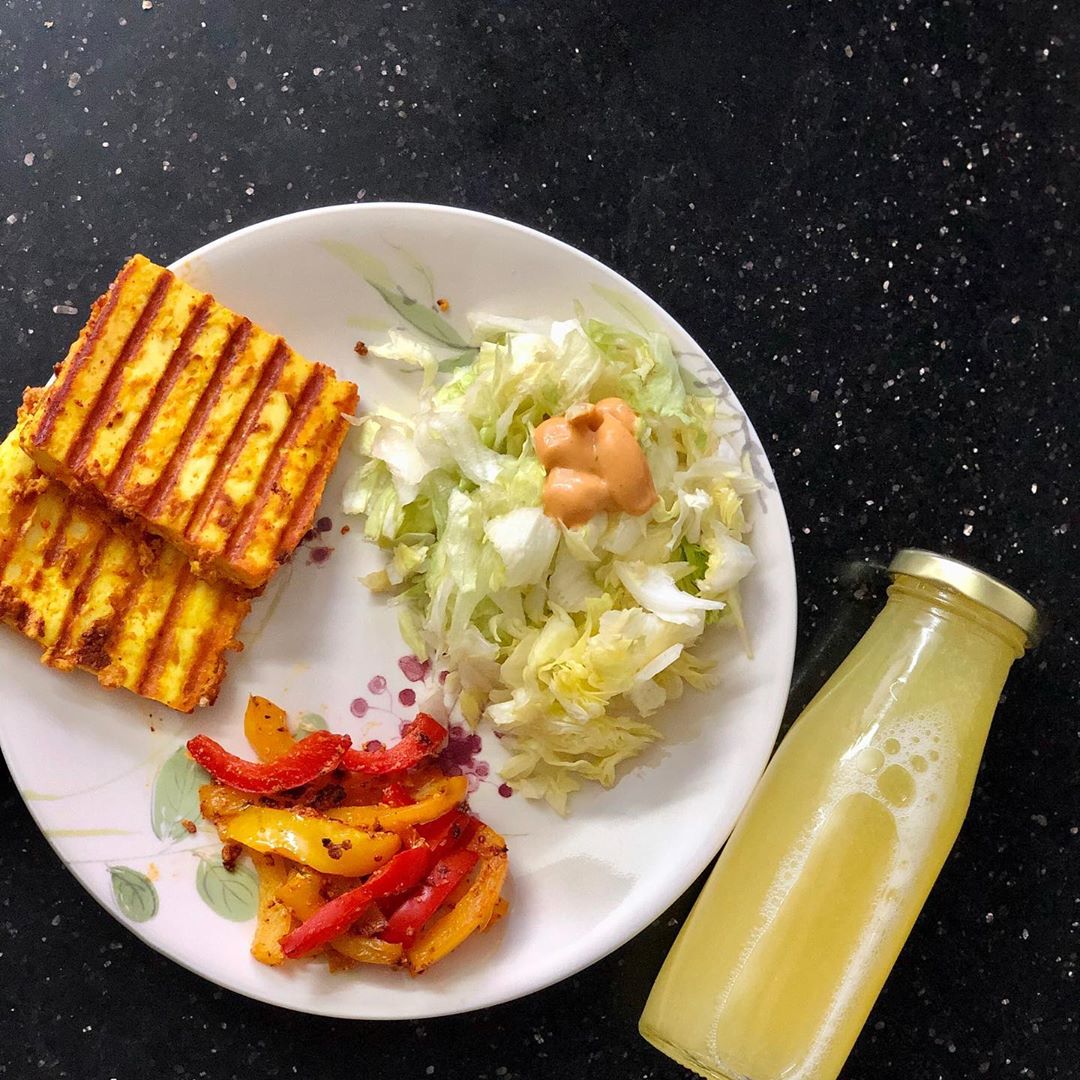 #lunchideas for today 
Marinated and grilled paneer 
Lettuce 
Grilled bell peppers 
With pineapple and ginger juice 
#lunchboxidea #healthylunchbox #indianlunchbox #lunchideas #dietitianmeal #komalpatel #balancedmeal #veggies #kptiffinideas #kpmeals