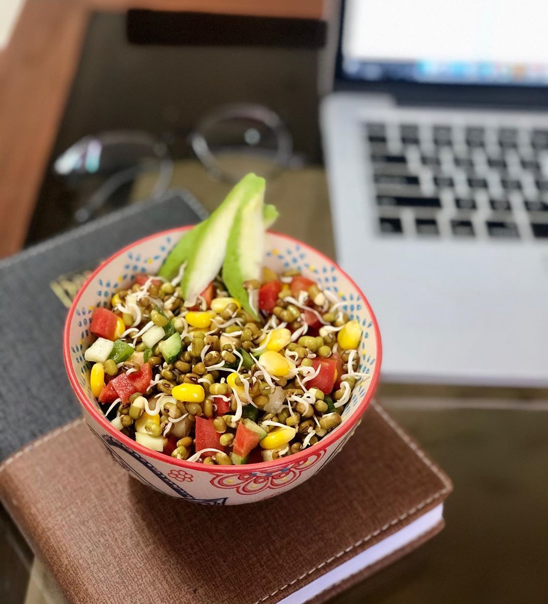 During lock down eating healthy is our responsibility for a healthy body 
Today it’s sprouts salad with tangy raw mango 
Sprouts - 1 cup 
Carrot - 1 
Cucumber - 1 
Boiled corn -1/2 
Capsicum - 1/2 
Raw mango 
Salt 
Lemon 
Mix it well and it’s done ✅ 
#quarantinemeals #quarantinefood #healthylifestyle #healthyfood #sprouts #rawmango #kpmeals #komalpatel #foodaholicsinahmedabad #ahmedabad_instagram #hungrito