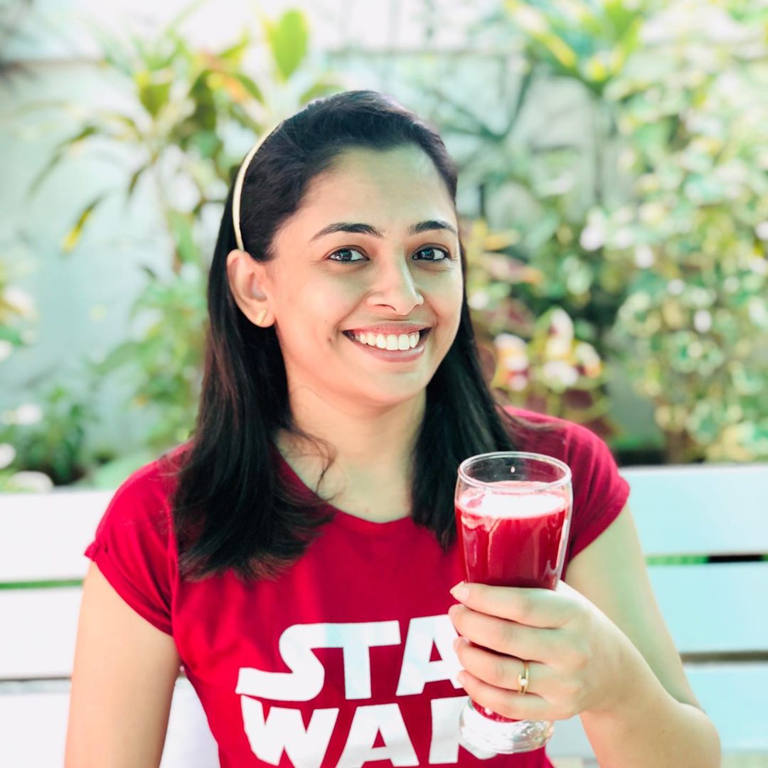 And that’s a match!!! Beetroot ginger lemon 🥤 juice...
My dose of antioxidant, fiber and immunity for the day 
Morning done right.

So follow your routine of eating healthy. 
#komalpatel #kpmeals #beetrootjuice #vegetablejuice