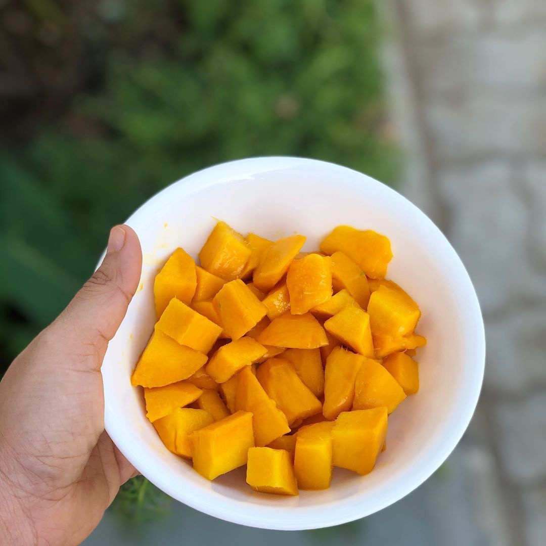 Seasonal fruits helps reduce risk of many lifestyle related health disorder.
Enjoying mango as mid evening snack as it is storehouse of vitamins and minerals. 
Have it as a fruit itself and enjoy guilt free treat for yourself.

#komalpatel #kpmeals #mango #eattodayfortomorrow #seasonalfruit #fruits #healthbenefits