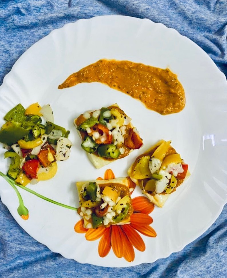 Paneer vegorama 
Finally the name for the recipe is set 
Thank you @rupsinthekitchen for unique name for the recipe.

Grilled paneer topped with grilled vegetables served with Mexican sauce ...
#kpmeals #healthyrecipes #komalpatel #paneer #grilledvegetables