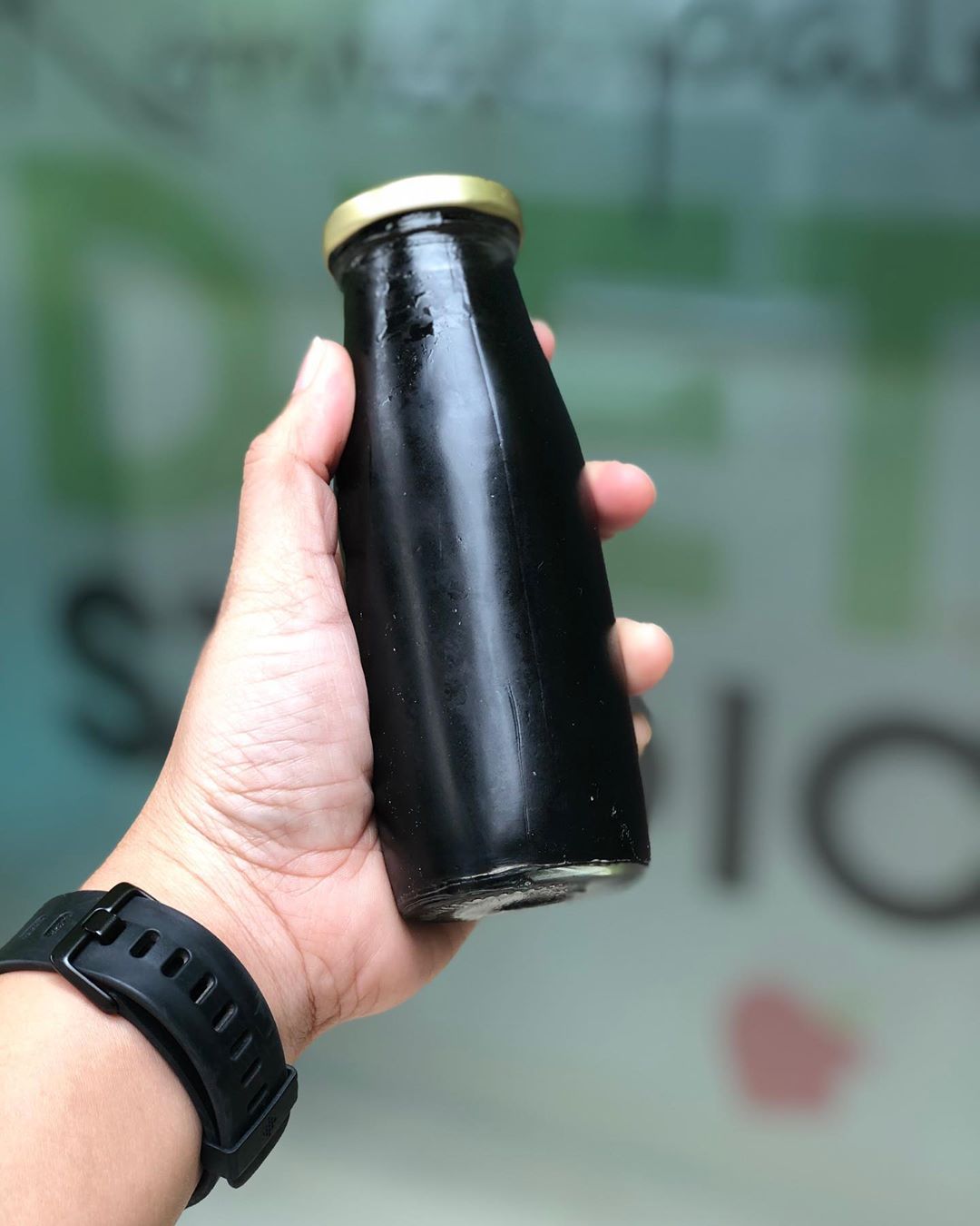 Giving a try on activated charcoal lemonade.
Charcoal helps to trap toxins and chemicals in the body and then flushing them off the body.
U just have to drink enough water after taking activated charcoal to flush off....
#activatedcharcoal #detox #vegjuice
