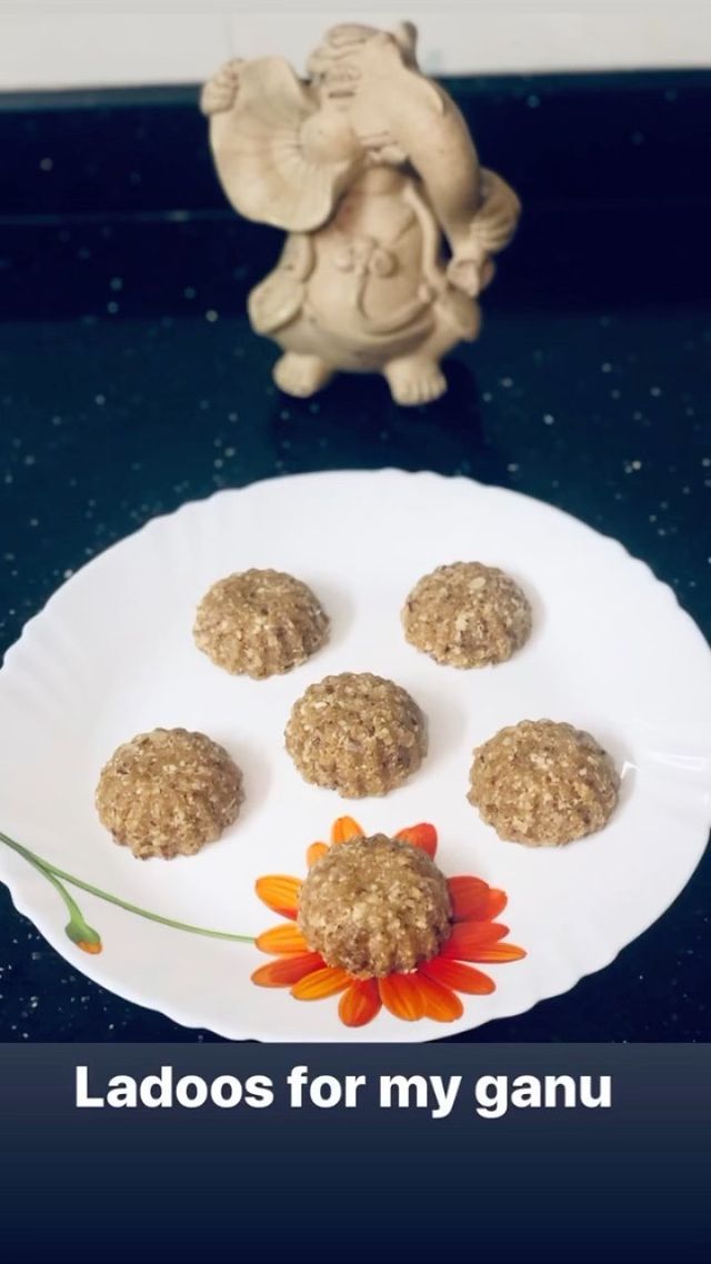 Oats coconut ladoos 
On the auspicious day of Ganesh Chaturthi here I come up with healthy oats coconut ladoos 
#ganpatihealthymodak #modak #healthyladoos #oatsladoo #coconutladoos #ganeshchaturthi #ganesha #healthyrecipes #festive #festivehealth