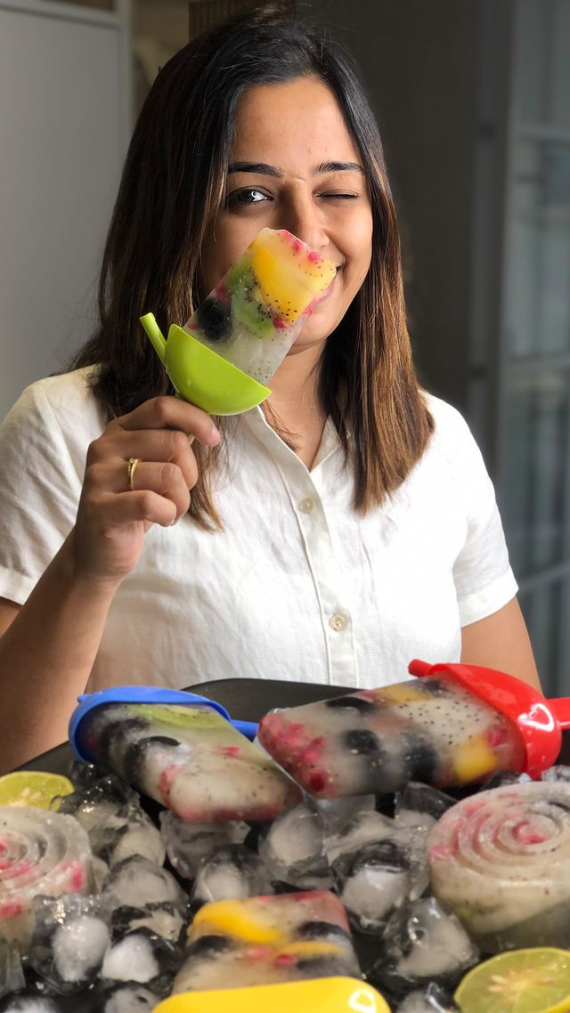 Summer fruity popsicles 
There’s lot one can do when it comes to making healthy icy treats ( ice gola )….

#summer #summerdrinks #summerrecipes #summerheat #icetreats #icecandy #gola #healthyrecipe #weightloss #weightlossjourney #nosugar #nosugaradded #eatit #eatitfeelit #summerfood #komalpatel #dietician #nutrionist #whatdietitianseat #ahmedabaddietician #ahmedabad_instagram 
#summervibes